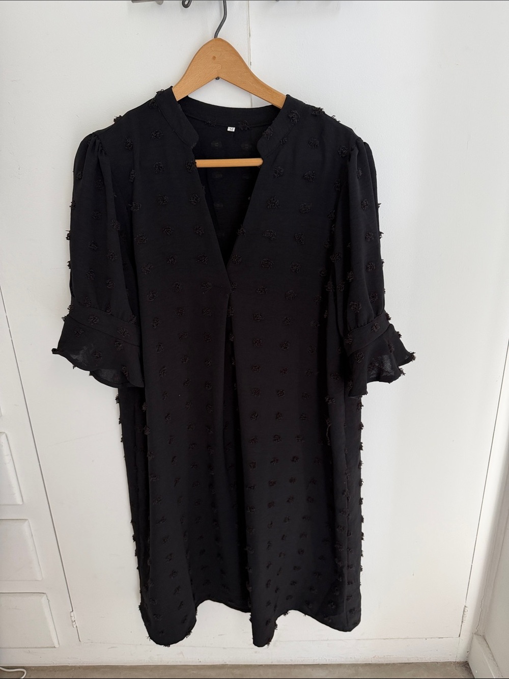 Women’s Textured Black V-Neck Shift Dress